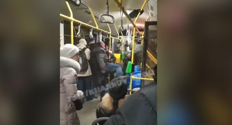 В троллейбусе Харькова жестоко избили двоих безбилетников