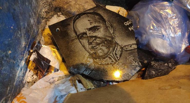 В Одессе новую табличку маршалу Жукову выбросили в мусорник