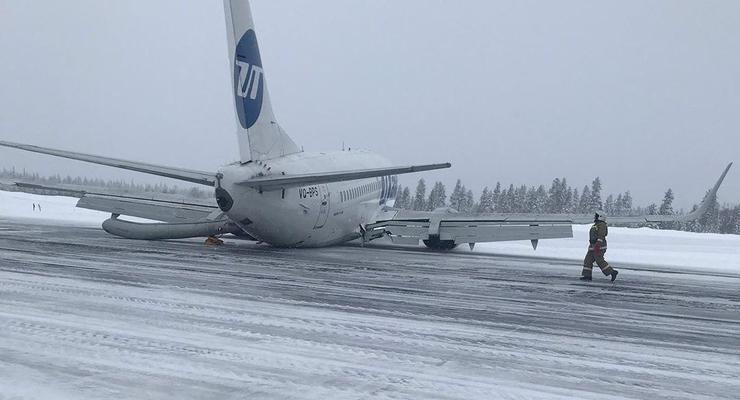 Пассажирский самолет совершил жесткую посадку в России