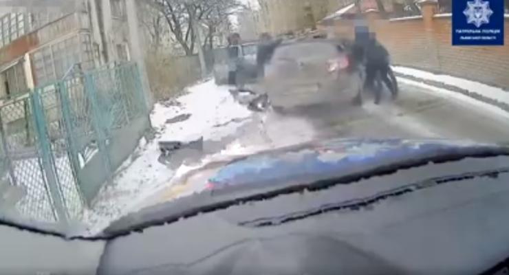 На Львовщине водитель зажал руку полицейскому и протянул 100 метров