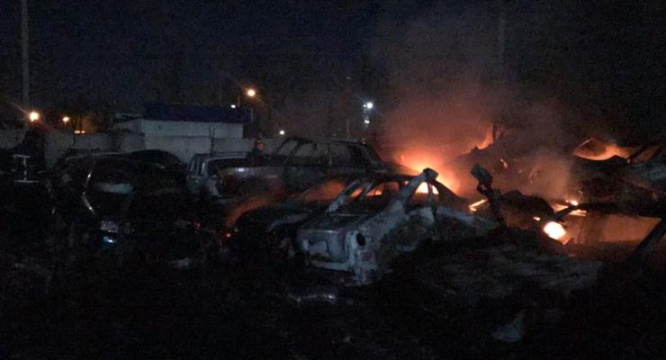 Пожар в Одессе: На штрафплощадке сгорели 20 авто