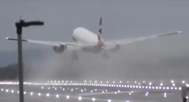 Из-за урагана самолет в последний миг отменил посадку в Лондоне