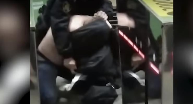 В харьковском метро копы жестко задержали "зайца"