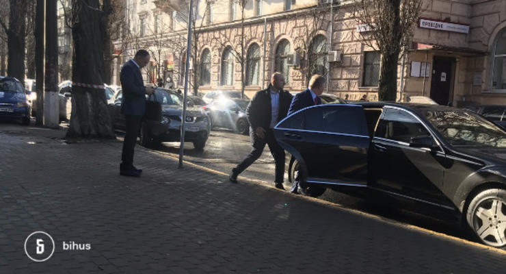 Журналисты заметили олигарха Ахметова в здании НАБУ