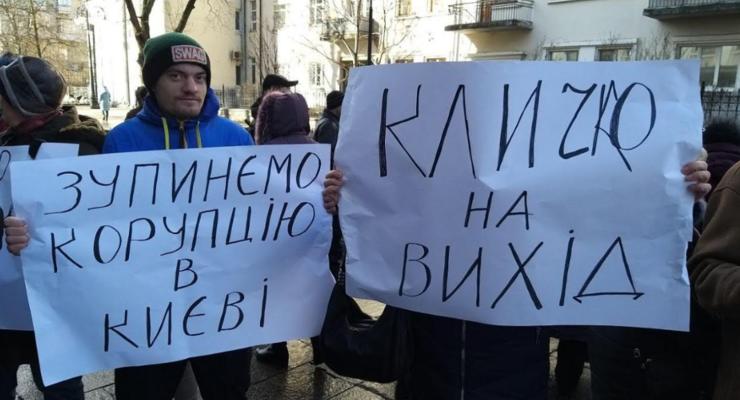 Киевляне под Офисом президента требуют отправить Кличко в отставку из-за коррупционных скандалов