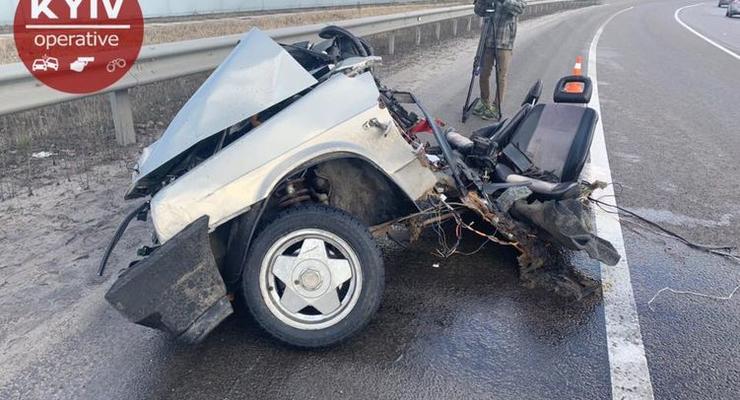 Страшное ДТП в Киеве: авто разорвало на две части, водитель погиб