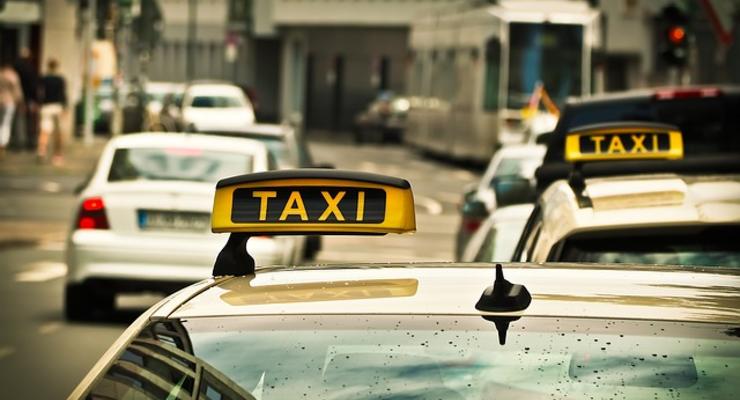 Смерть таксиста за рулем авто: Пассажиры чудом спаслись