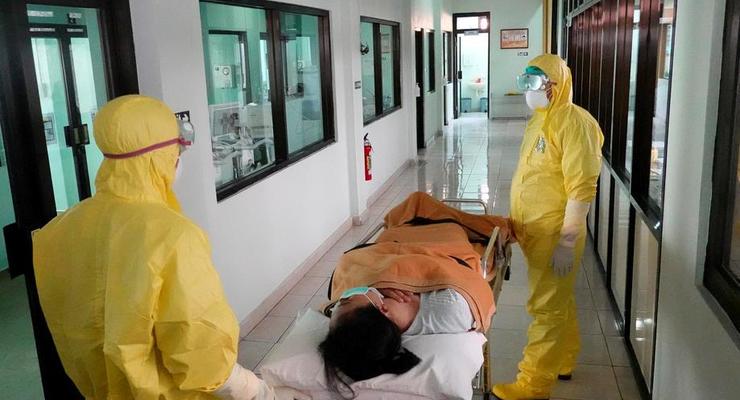 Китай: Заболеваемость коронавирусом упала на 50%