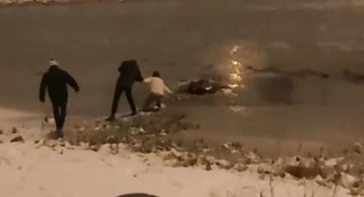 В Харькове женщина провалилась под лед: Ее спасли прохожие и патрульные
