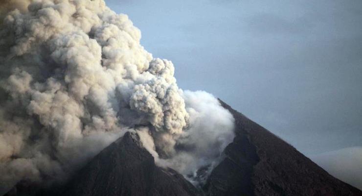 В Индонезии начал извергаться самый активный вулкан