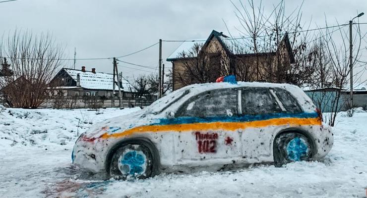 В Днепре из снега слепили патрульное авто и вызвали копов