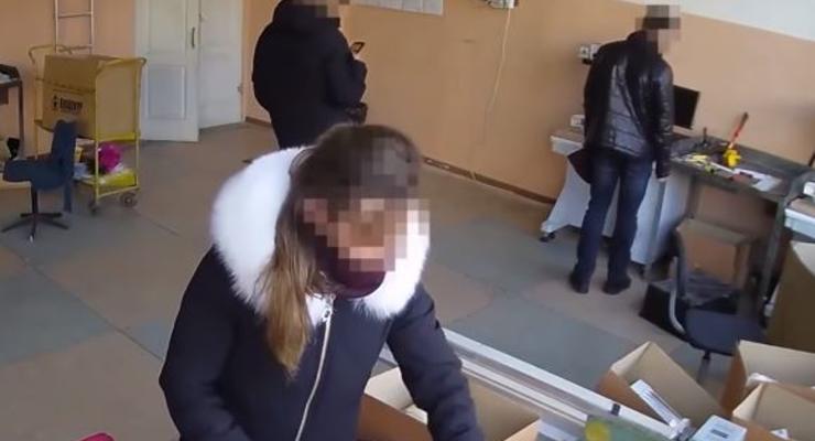 Одесские копы во время обыска обокрали фирму для слепых: Видео попало в Сеть