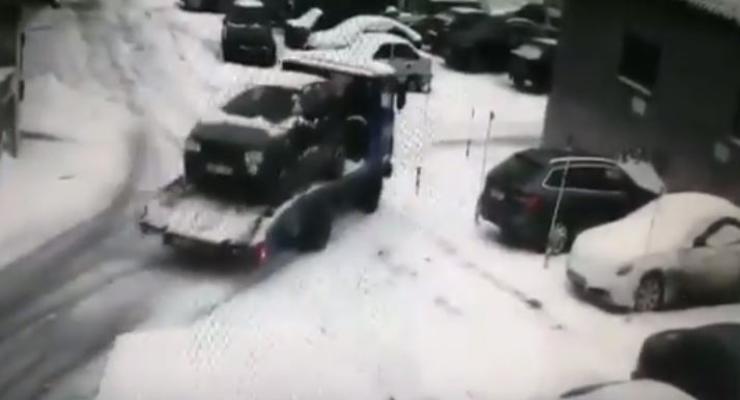 В Харькове эвакуатор влетел в припаркованные авто: Опубликовано видео