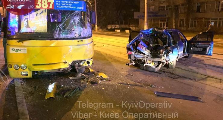 В Киеве столкнулись маршрутка и Audi с беременной пассажиркой: Подробности