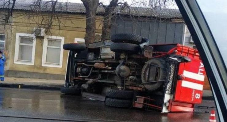 Тройное ДТП в Одессе: Перевернулась пожарная машина