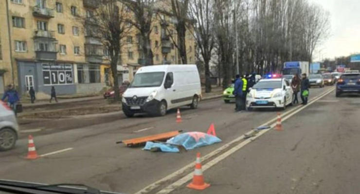 Во Львове женщину, подметавшую дорогу, сбили сразу две машины