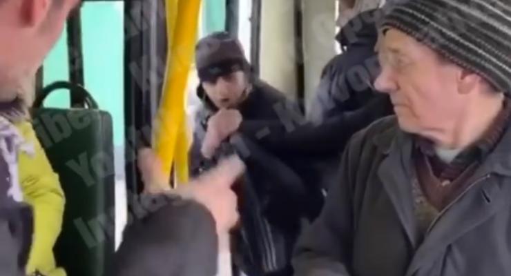Пассажиры избили карманника и выбросили его из маршрутки в Киеве