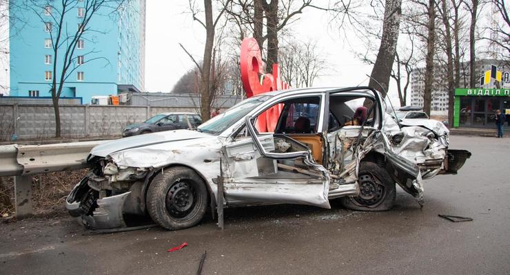 На въезде в Киев серьезно столкнулись две легковушки: Пострадали двое