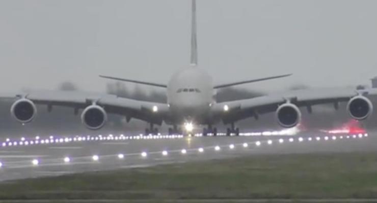 Посадка самолета боком в шторм попала на видео