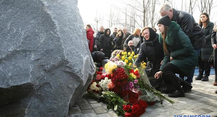 Катастрофа МАУ: В "Борисполе" установили монумент в память о погибших