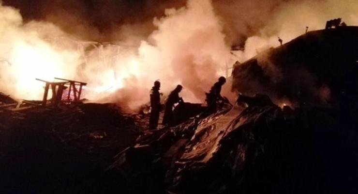 На Киевщине сгорел ангар деревообрабатывающего цеха