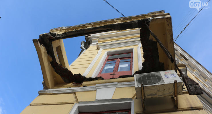 В центре Харькова на тротуар рухнул балкон с людьми