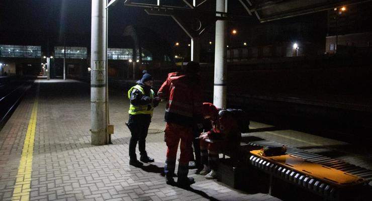 В Киеве возле железнодорожных путей нашли мертвого мужчину