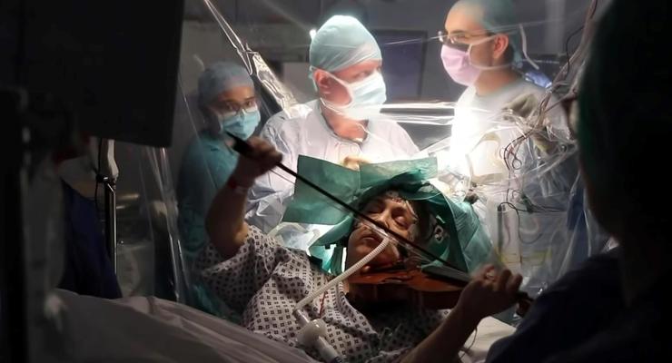 Британка играла на скрипке во время операции на мозге