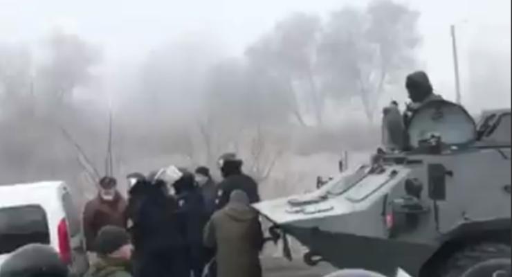 Эвакуация из Уханя: К протестующим пригнали БТР