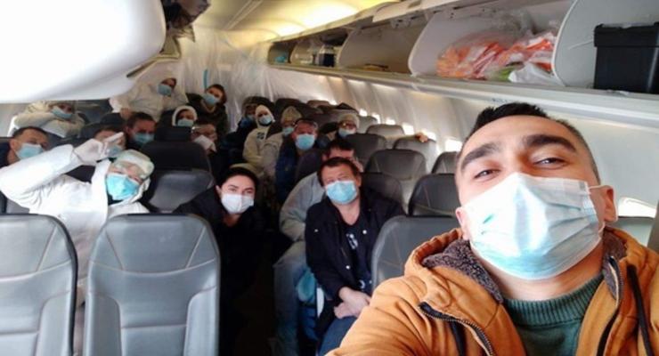 "Позорище": Экипаж самолета из Уханя в шоке от протестов