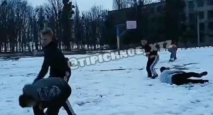 В Харькове подростки устроили драку "район на район"