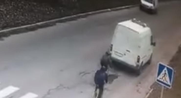 В Никополе 12-летний подросток попал под колеса авто: Жуткое видео