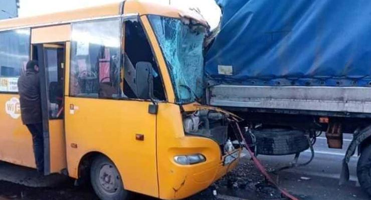 В Киеве маршрутка с пассажирами на скорости врезалась в грузовик