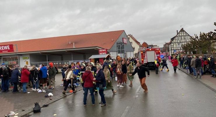 В Германии отменили карнавалы после наезда авто на толпу