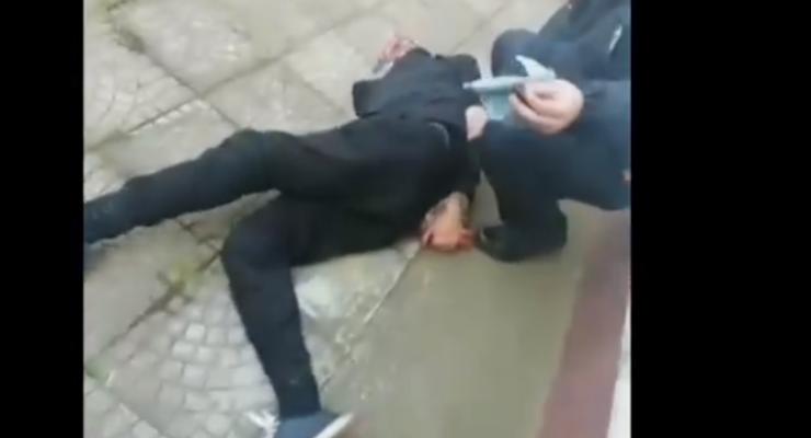 В Одессе мужчина пытался покончить с собой на глазах полицейских