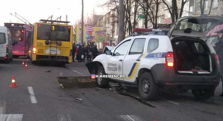 В Кременчуге патрульный автомобиль протаранил троллейбус