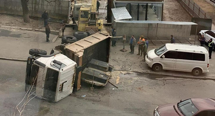 В центре Киева перевернувшийся самосвал заблокировал две улицы