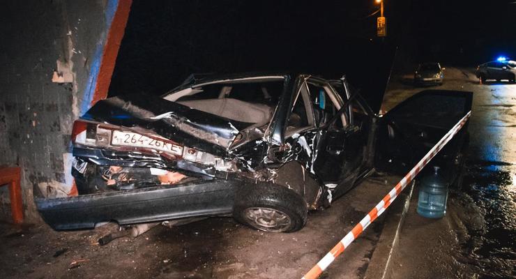 В Киеве столкнулись два авто, одно отбросило в остановку