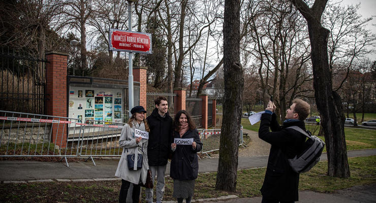 В Праге переименовали в честь Немцова площадь, где находится посольство РФ