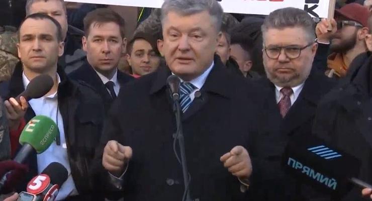 Порошенко прибыл в ГБР и посоветовал Зеленскому не превращаться в Януковича