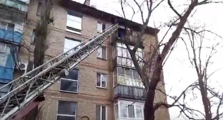 В Мелитополе горела квартира: соседи спасли от огня девочек-близняшек