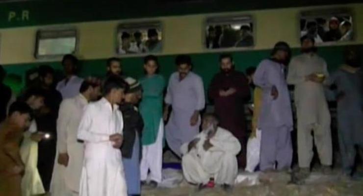В Пакистане поезд протаранил автобус: 30 жертв