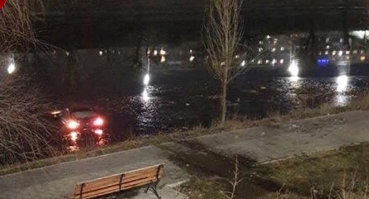 В Киеве мужчина бросился в ледяную воду, чтобы вызволить людей из тонущей машины