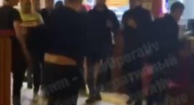 Опубликовано видео массовой драки в киевской пиццерии
