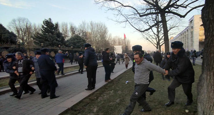 В Бишкеке милиция разогнала митинг водометом и слезоточивым газом