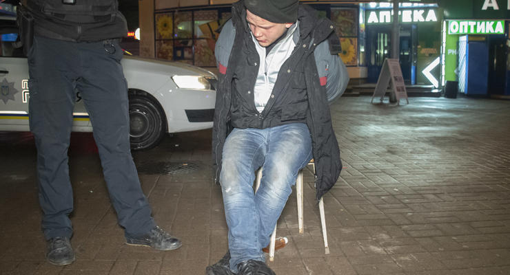 В Киеве неадекват с отверткой кидался на людей