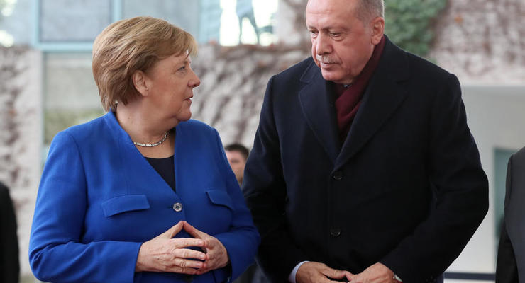 Эрдоган обсудил с Меркель проблему беженцев