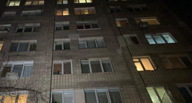В Киеве пьяный мужчина выпрыгнул с восьмого этажа после ссоры падчерицей