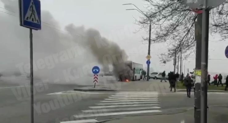 В Киеве по проспекту Победы горит рейсовый автобус