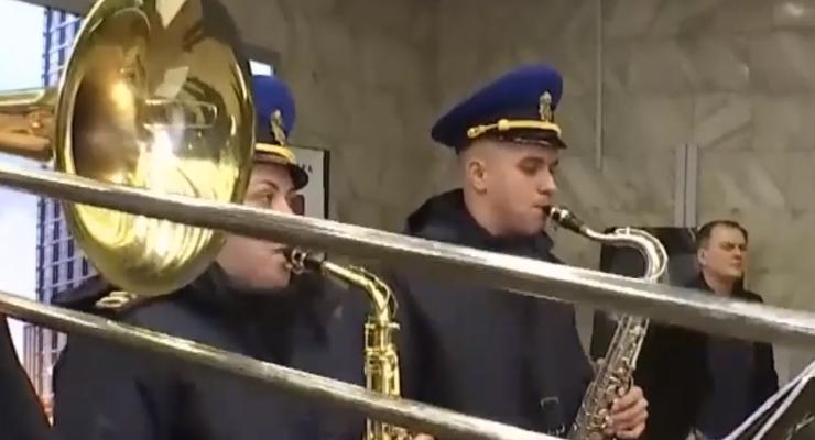 Концерт в метро: В Киеве на "Театральной" оркестр поздравлял киевлян с весной